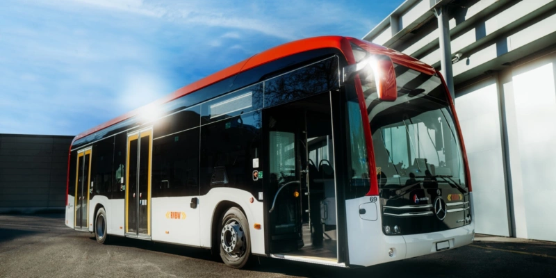 Der Bus von Daimler Buses im Einsatz bei den Verkehrsbetrieben Baden-Wettingen. Bild: zvg