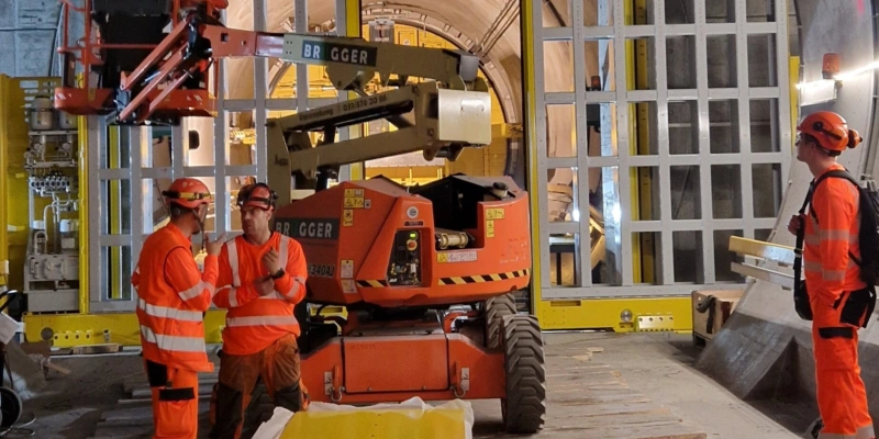 Aktuell wird im Gotthard-Basistunnel das neue Spurwechseltor montiert. Das Bild zeigt den Einbau der Edelstahl-Tragrahmen der beiden Torflügel. Foto: Elkuch Group