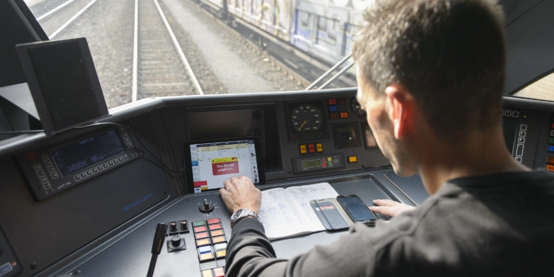 Mit dem neuen Fahrplan braucht es mehr Lokführer bei den Bahnunternehmen. Foto: Anthony Anex/KEYSTONE