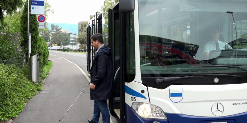 Die Intros-App vereinfacht die Nutzung von Bussen und Trams für blinde und sehbehinderte Personen und zeigt beispielsweise die richtige Ausstiegs-Haltestelle an. Foto: zvg