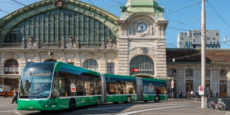 Die Basler Verkehrsbetriebe setzten bis 2027 voll und ganz auf E-Busse. Die neue E-Doppelgelenkbusse aus Schweizer Produktion sind rund 25 Meter lang. Fotos: BVB