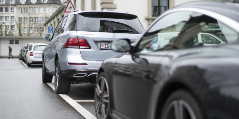 Die grossen Autos sollen aus der Stadt verbannt werden – in Basel werden deren Besitzer nun zur Kasse gebeten. Foto: Gaetan Bally (Keystone)