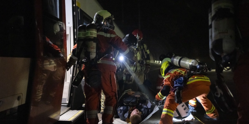 Mit einem simulierten Ereignis haben die SBB im  Zimmerberg-Basistunnel die Einsatz- und Evakuationsprozesse überprüft. Foto: SBB
