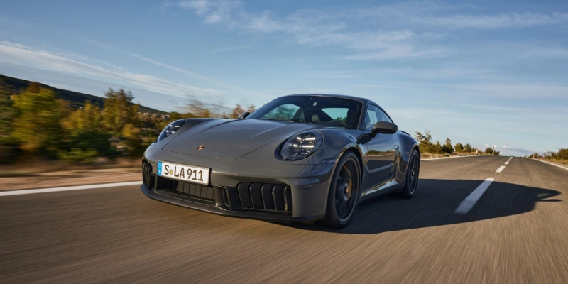 Optisch hat sich am neuen 911er GTS nur wenig verändert, technisch sehr viel: das Auto wird nun von drei Motoren angetrieben. Foto: Porsche