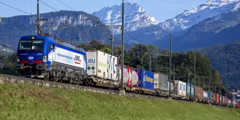 Ein Güterzug von Hupac – «Hupac» ist tatsächlich die Kurzform von «Huckepack». Bild: zvg