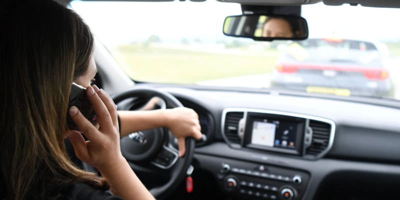 Strengstens verboten, wird jedoch immer wieder gemacht: Telefonieren im Auto ohne Freisprechanlage. Foto: Helmut Fohringer (Keystone)
