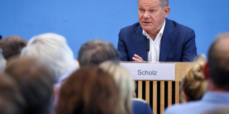 Bundeskanzler Olaf Scholz äusserte sich an der Sommer-Pressekonferenz auch zu Verkehrsthemen. Foto: Hannibal Hanschke (Keystone)