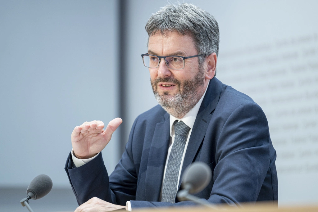 BAV-Direktor Peter Füglistaler an einer Bundesrats-Medienkonferenz. Foto: Marcel Bieri (Keystone)