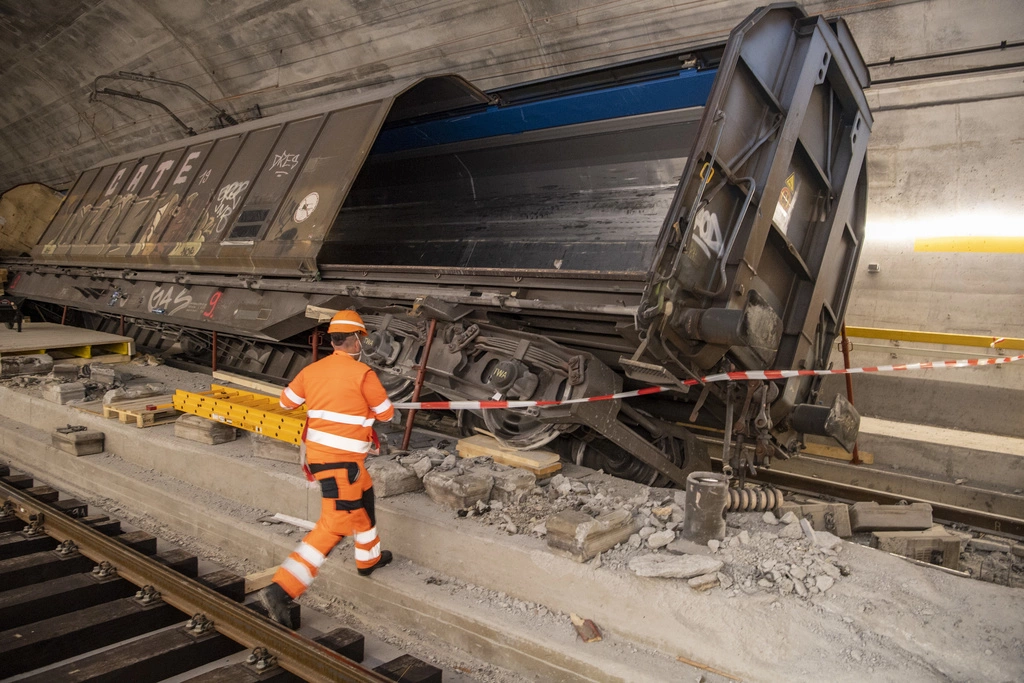 Ein umgestürzter Güterwagen von Transwaggon im Gotthard-Tunnel. Das Unternehmen will nun alle Räder des vom Radbruch betroffenen Typs austauschen. Foto: Keystone, Urs Flüeler