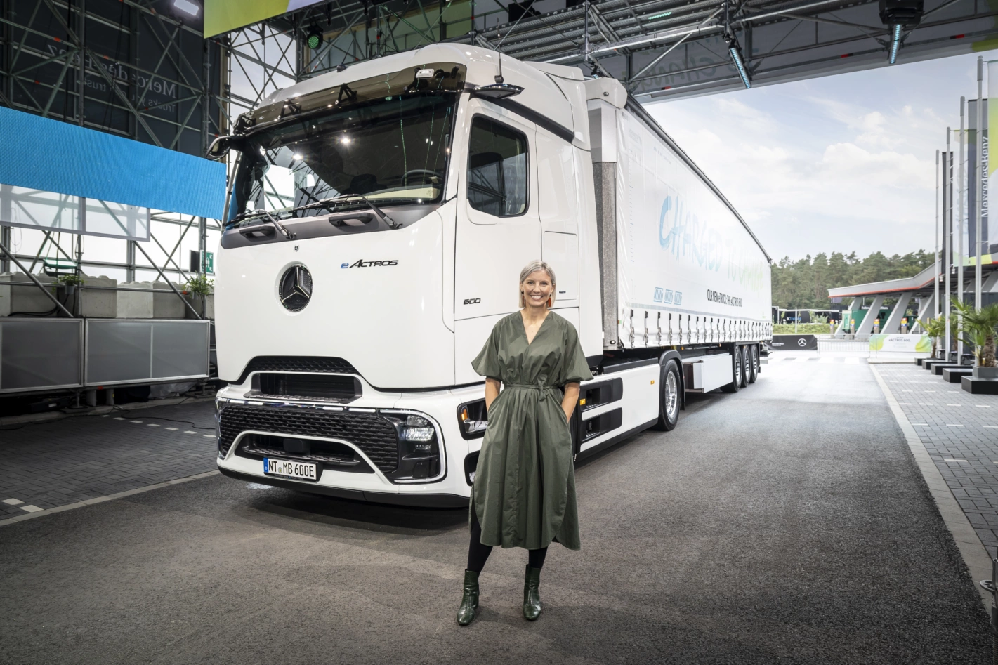 Karin Rådström, Chefin von Mercedes-Benz Trucks, an der Weltpremiere des eActros 600. Fotos: Daimler Truck