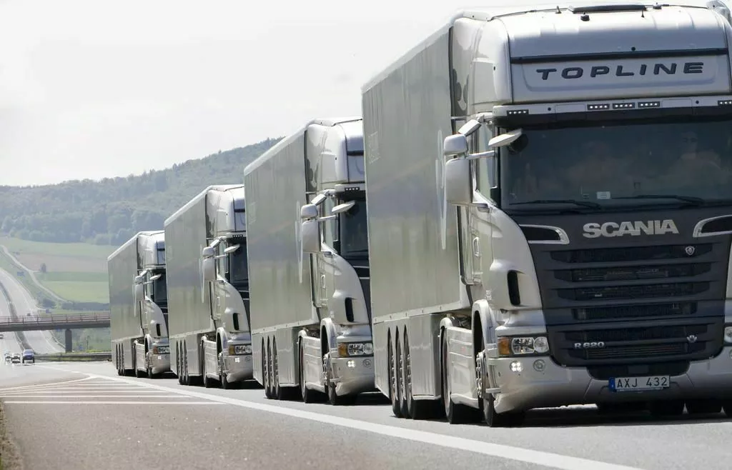 Lastwagen sollen künftig in einem Konvoi fahren, bei dem die einzelnen Trucks digital miteinander verbunden sind. Foto: zvg