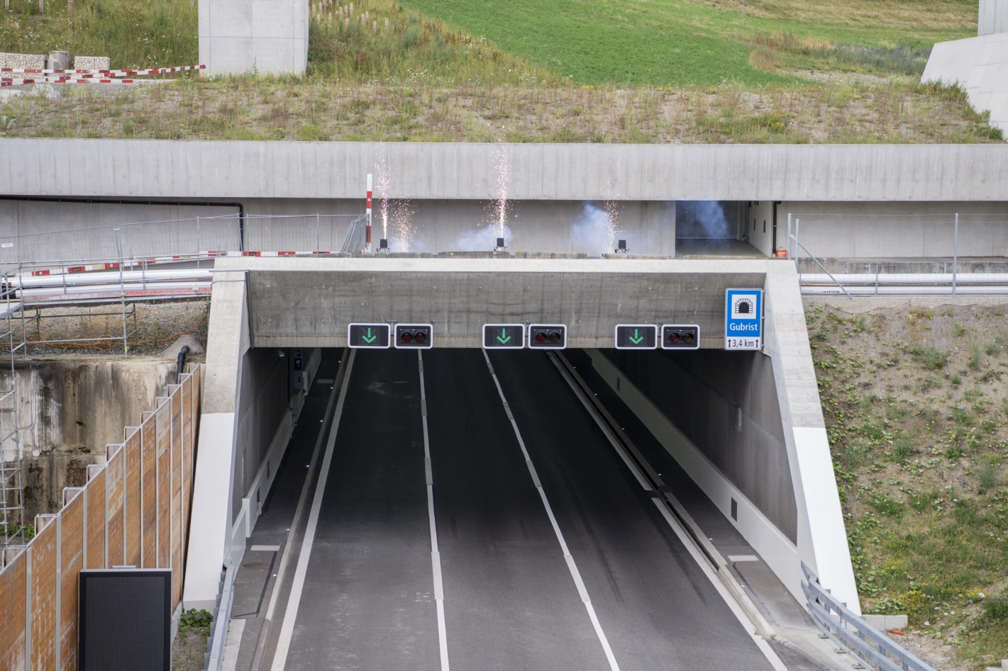 Der Gubrist Strassentunnel der Autobahn A-1 ist seit diesem Juli dreispurig befahrbar. Urs Flüeler (Keystone)).