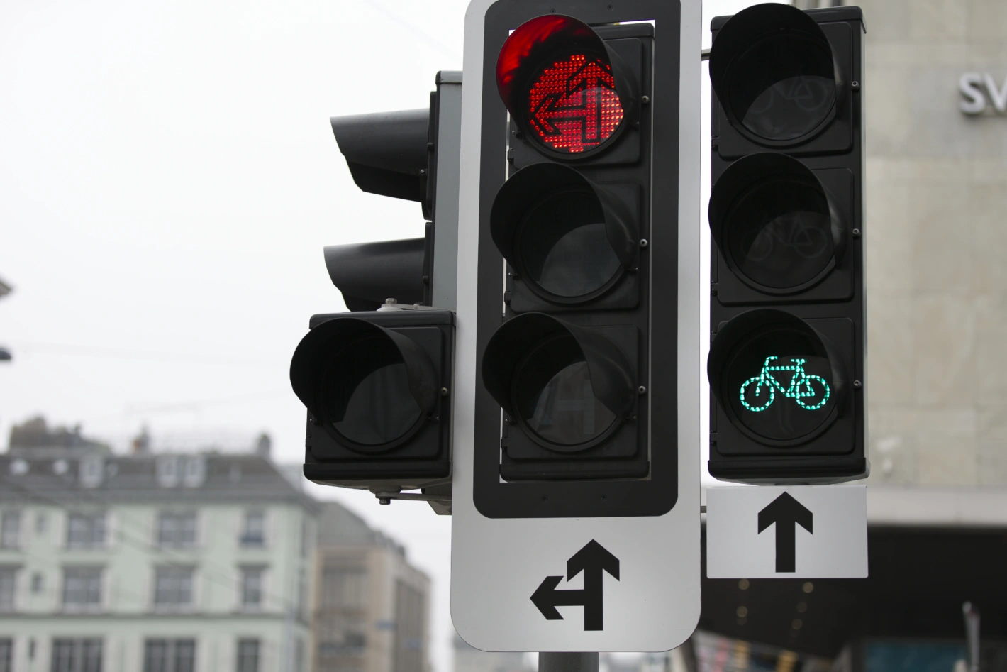 Berücksichtigen Ampeln künftig verschiedene Ziele der unterschiedlichen Verkehrsteilnehmer? KI-Experte Dirk Helbing plädiert für einen solchen sozio-inspirierten Technikeinsatz. Foto: Gaetan Bally (Keystone)