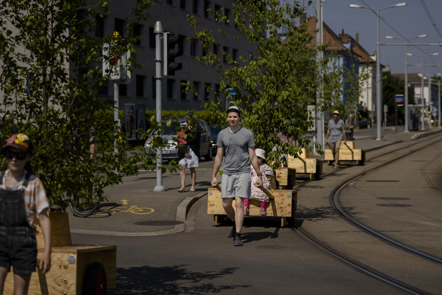 Die Umweltorganisation Umverkehr stellte diesen Sommer an verschiedenen Orten in Zürich Bäume auf, um zu zeigen, dass mehr Grün möglich ist. Foto: Michael Buholzer (Keystone)