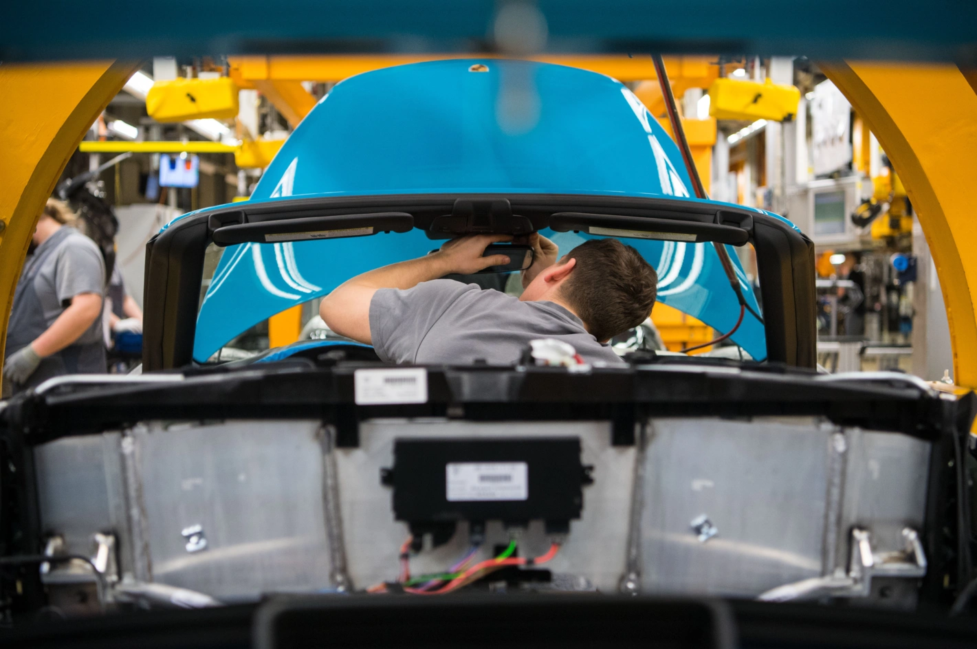 Arbeiten an einem Cabriolet im Porsche-Stammwerk in Stuttgart-Zuffenhausen. Foto: Murat Marijan (Keystone)