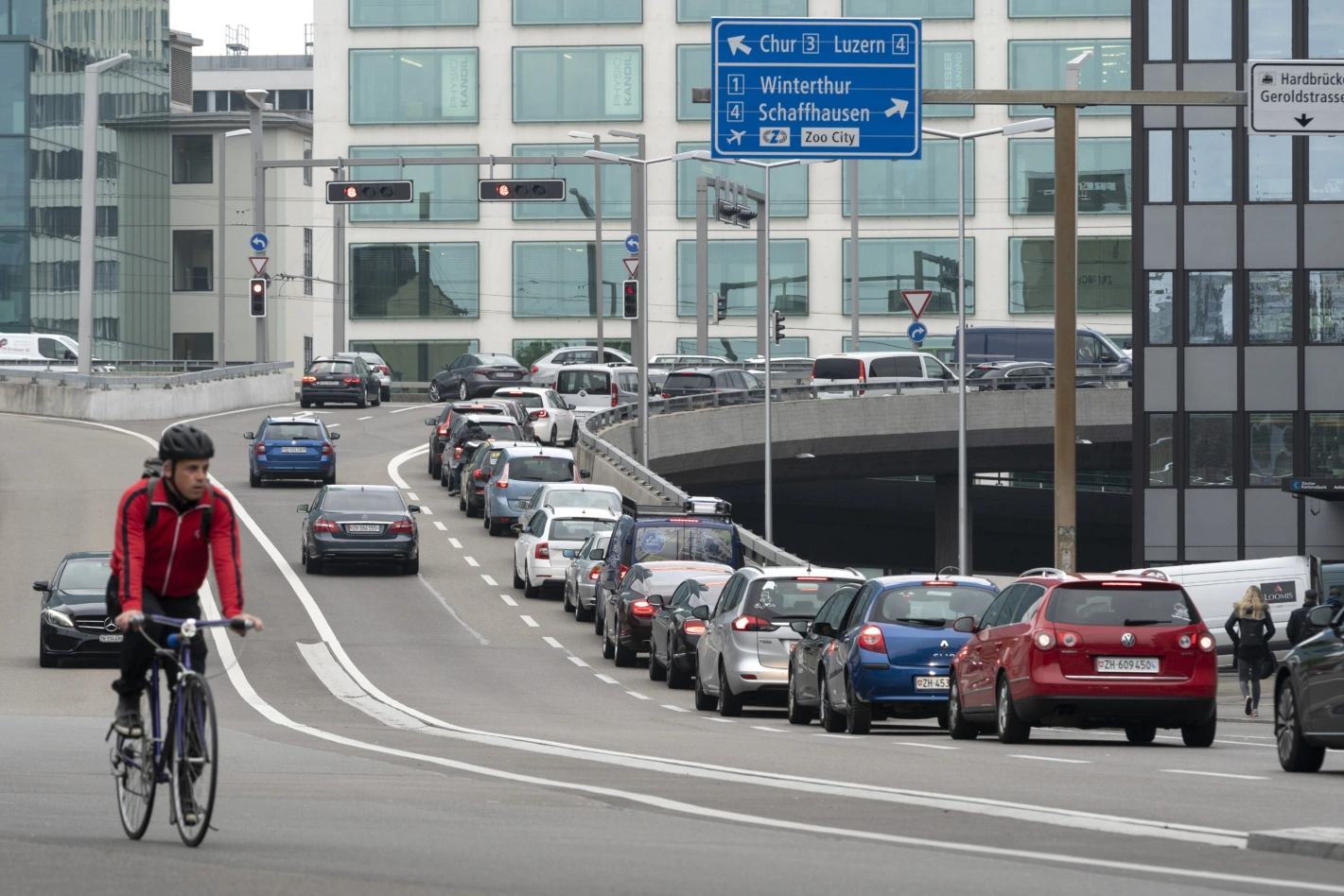 In Zürich stockte der Autoverkehr im vergangenen Jahr zunehmend. Für Velofahrer gab es hingegen Verbesserungen. Foto: Gaetan Bally (Keystone)