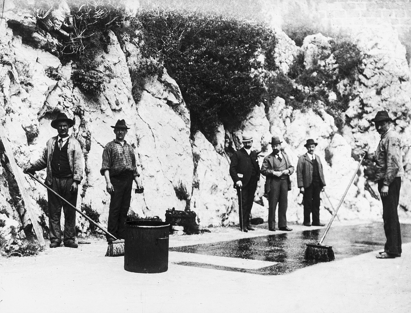 Die Geburtsstunde der Stassenteerung: 1902 lässt der Schweizer Ernest Guglielminetti in Monte Carlo 40 Meter Strasse mit Teer bestreichen. Foto: Keystone