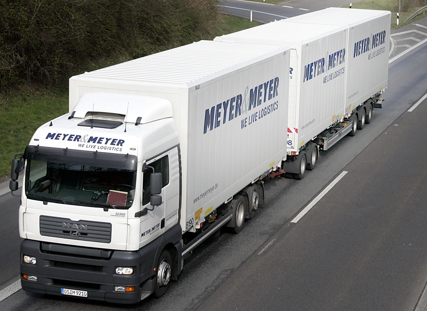 Wenn die Grossen anrollen: Die EU will, dass längere, schwerere und höhere LKWs über die Strassen rollen dürfen. Foto: Key/F. Augstein
