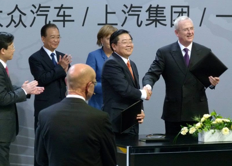 Ex-Volkswagen-Chef Martin Winterkorn und SAIC-Chef Mao Huanyuan bei der Vertragsunterzeichnung zum Bau der Fabrik in Urumqi 2014. Foto: zvg