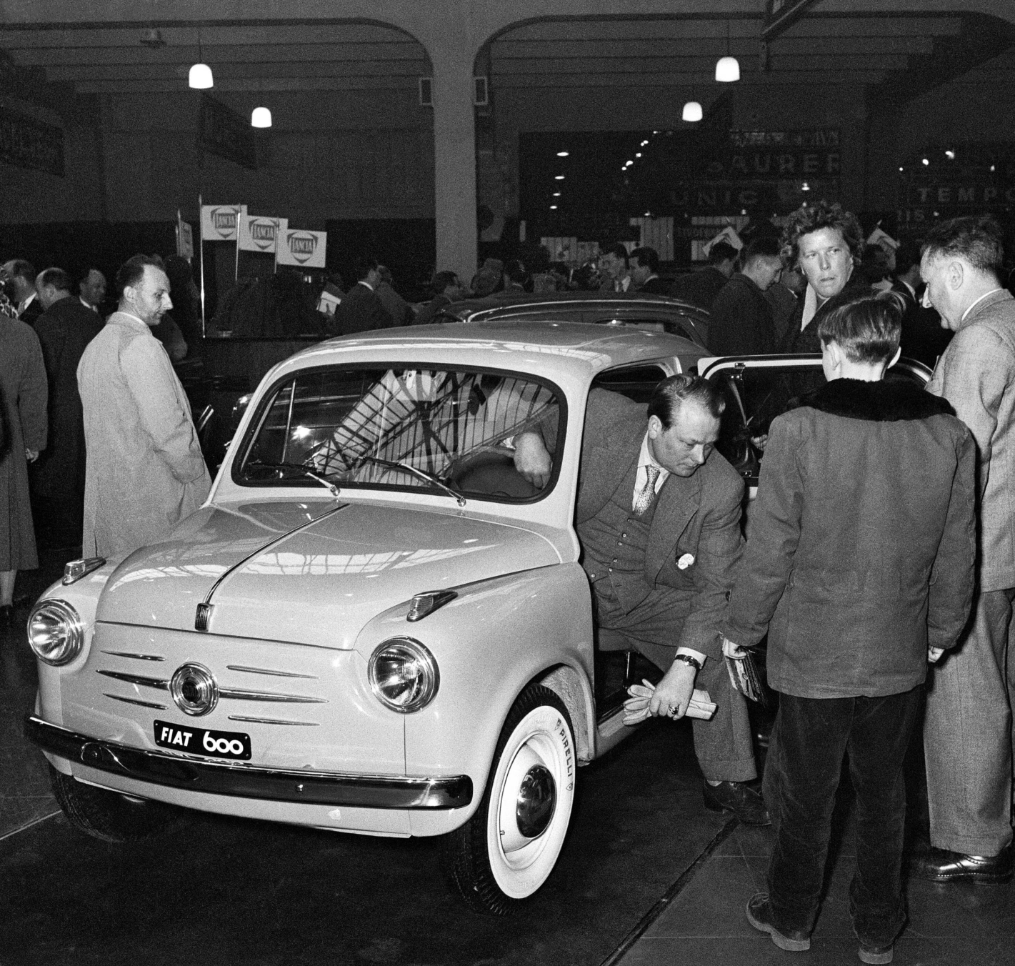 Der neue Fiat 600 war die Sensation beim 25. Internationalen Automobilsalon von Genf im März 1955. Der Kleinwagen ersetzte den bisherigen Topolino. Photopress-Archiv, Keystone.