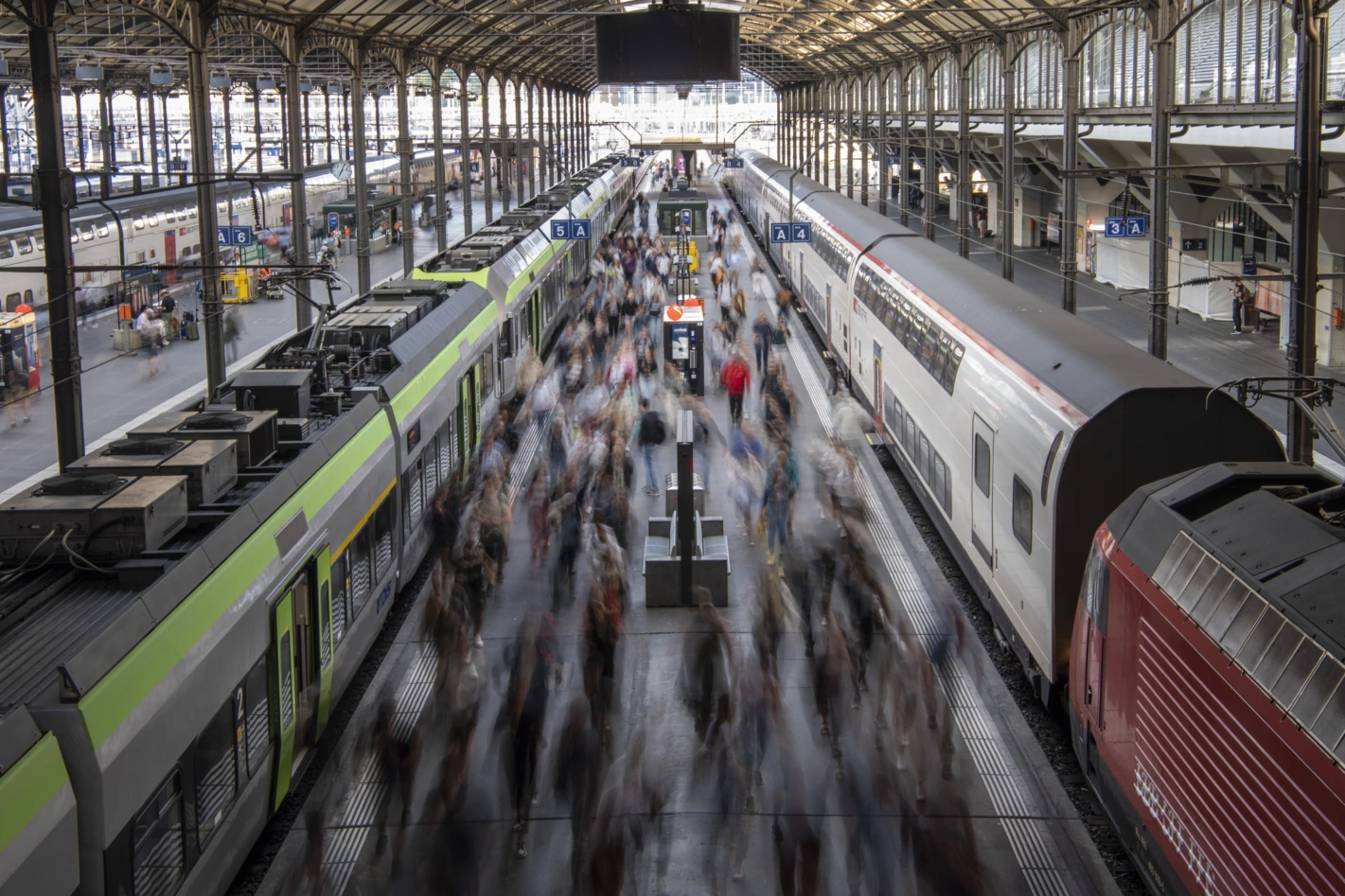 Mitarbeitende sollen auf den öffentlichen Verkehr umsteigen - im Bild der Bahnhof Luzern. Foto: Urs Flueeler/KEYSTONE