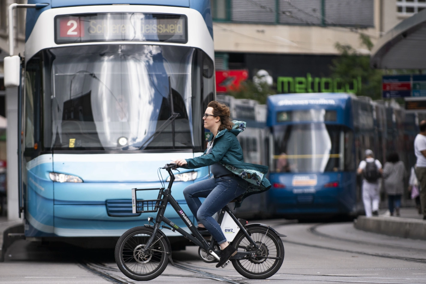 Vom Leihvelo nahtlos auf das Tram umsteigen: Das sollte mit der gemeinsamen App von Zürich, Bern und Basel möglich werden. Foto: Urs Jaudas (Tamedia)