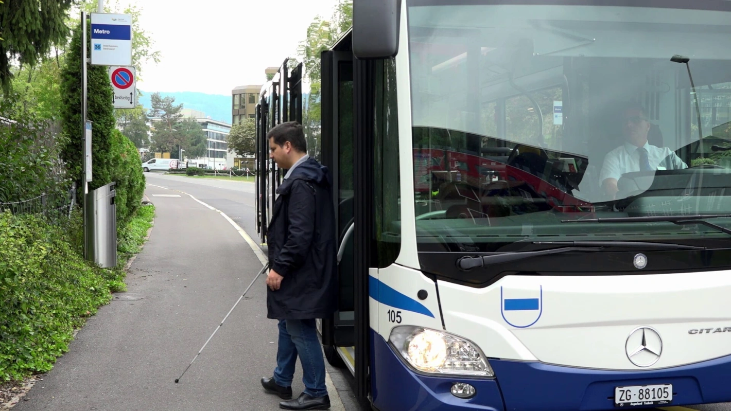 Die Intros-App vereinfacht die Nutzung von Bussen und Trams für blinde und sehbehinderte Personen und zeigt beispielsweise die richtige Ausstiegs-Haltestelle an. Foto: zvg