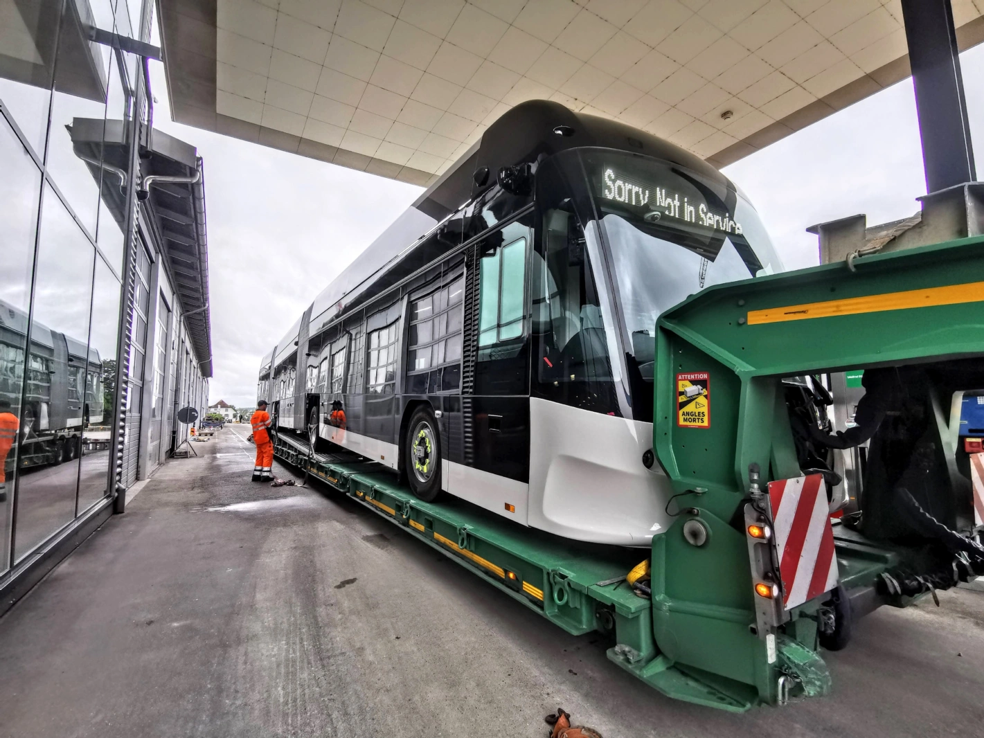 Bereit für den Transport nach Brisbane, Australien: ein Elektrobuss der Firma Hess. Foto: Rita Flubacher