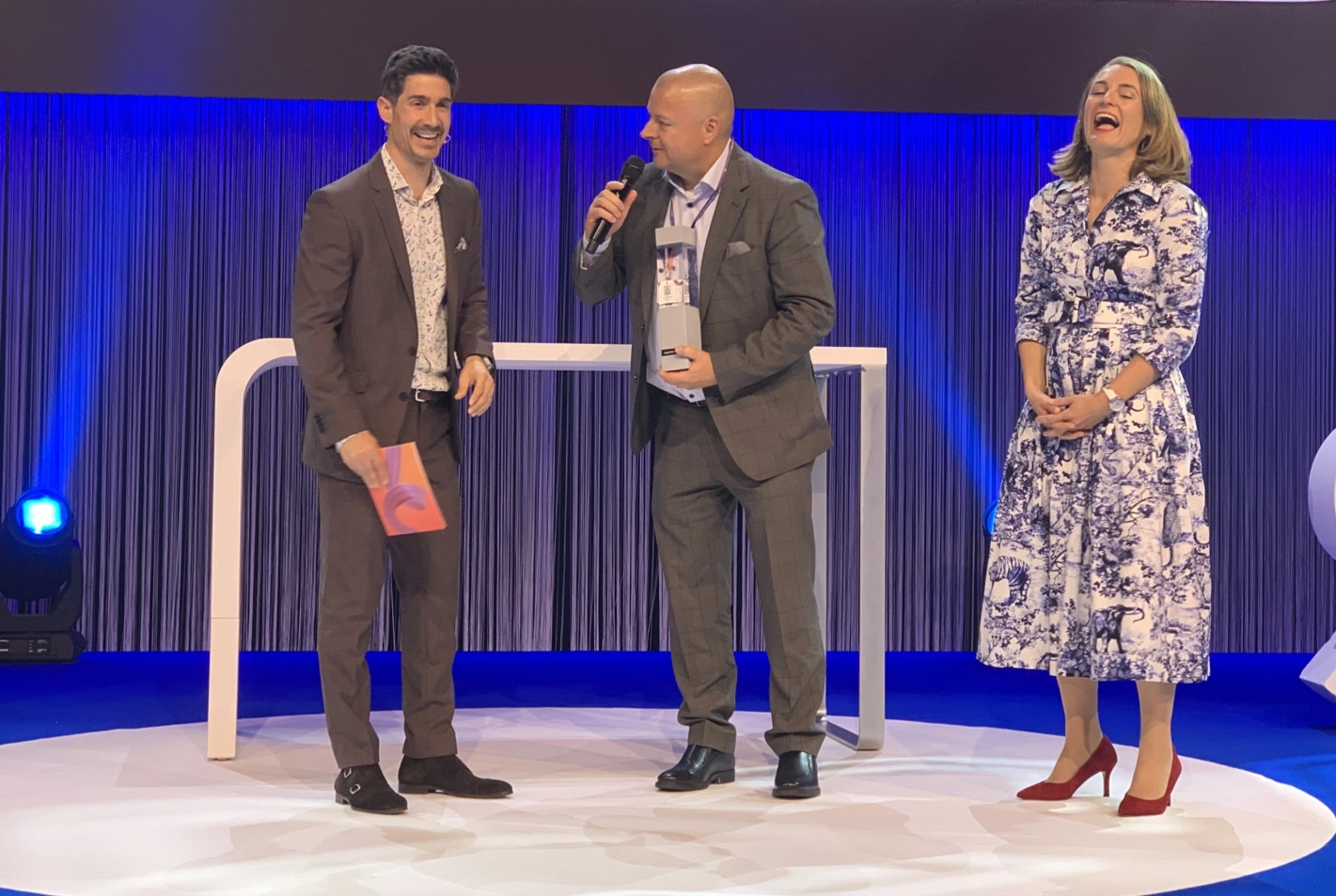 Martin Lörtscher (Mitte) muss kurz nach der Pokalübergabe bei Moderator Tobias Müller  nachfragen, was dieser ihn gefragt hat. Jury-Mitglied Claudia Wagner (Uster Technologies) amüsiert sich. Foto: msk