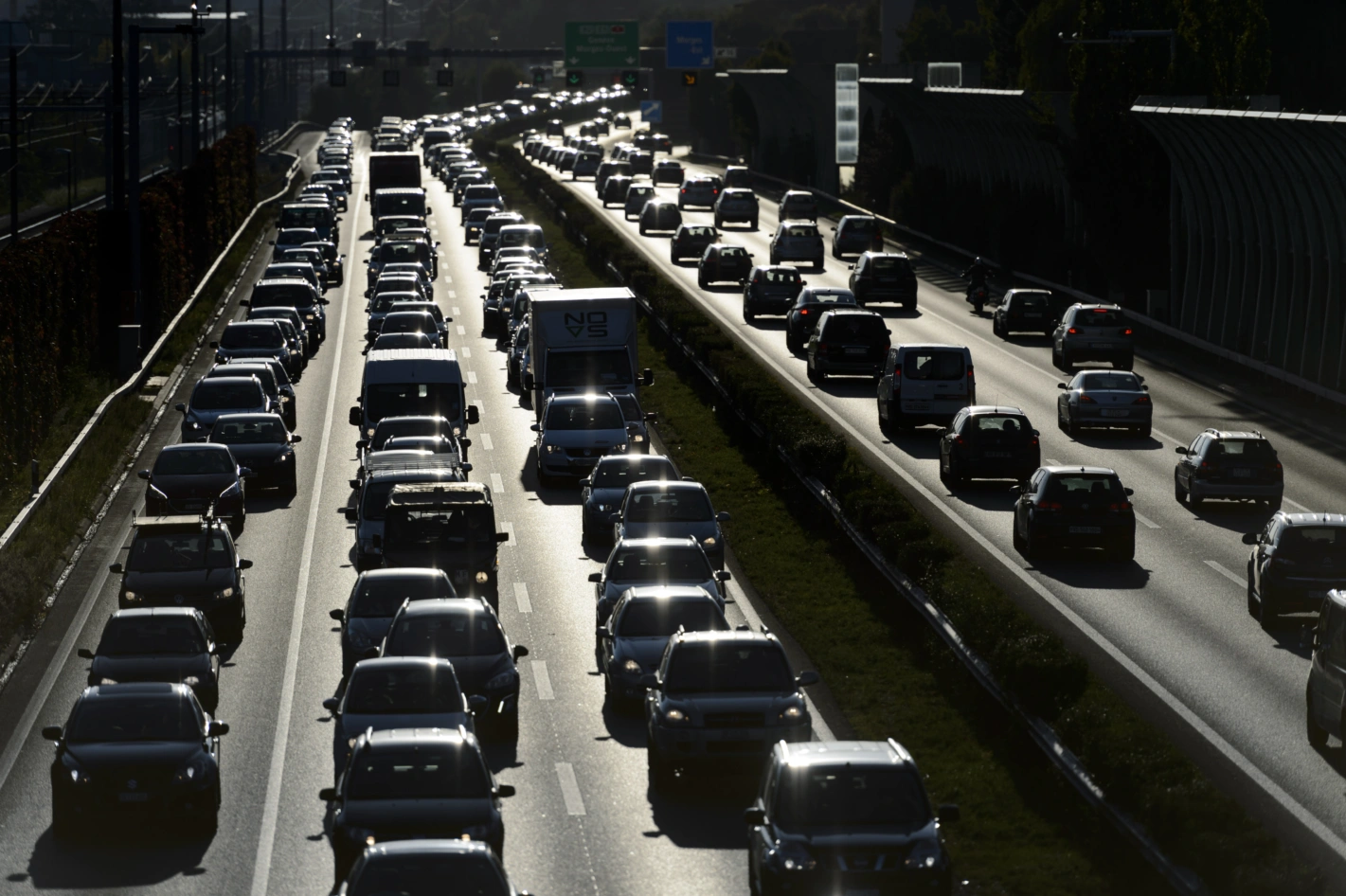 Die Anzahl der Staustunden auf dem Nationalstrassennetz hat sich 2023 im Vergleich zum Vorjahr um 22.4 Prozent erhöht. Foto: Laurent Gillieron (Keystone)