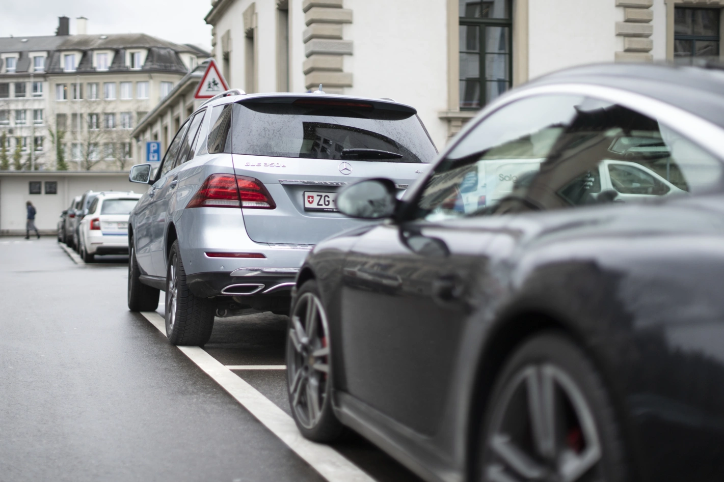 Die grossen Autos sollen aus der Stadt verbannt werden – in Basel werden deren Besitzer nun zur Kasse gebeten. Foto: Gaetan Bally (Keystone)