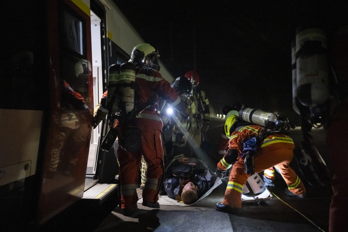 Mit einem simulierten Ereignis haben die SBB im  Zimmerberg-Basistunnel die Einsatz- und Evakuationsprozesse überprüft. Foto: SBB