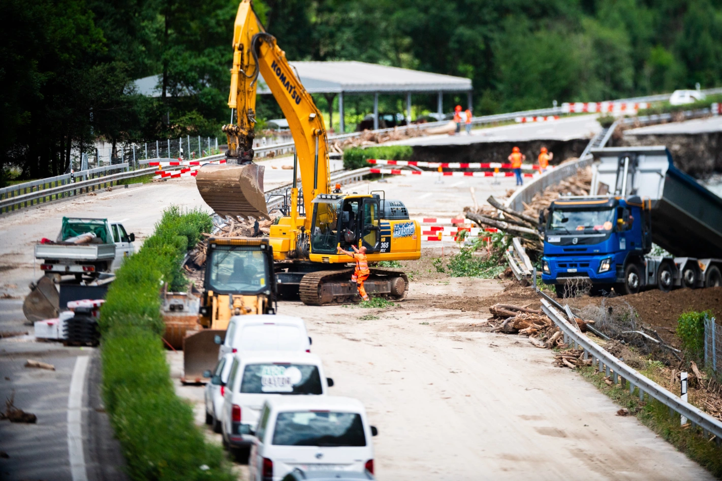 Seit gestern laufen die Aufräumarbeiten beim zerstörten Abschnitt der A13. Foto: Samuel Golay (Keystone)