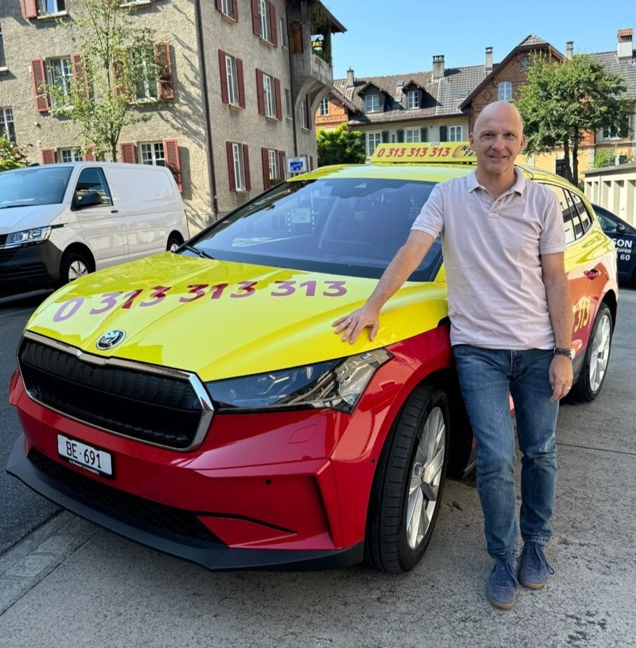 Markus Kunz, Geschäftsführer von Nova Taxi in Bern, sucht andere Taxiunternehmen als Kooperationspartner, um Kosten einsparen zu können. Foto. zvg