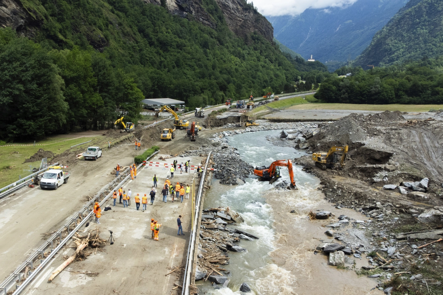 Die Moesa unterspülte die A13 und riss die Fahrbahn auf einer Länge von 200 Metern weg - jetzt laufen die Reparaturarbeiten auf vollen Touren. Foto: Samuel Golay (Keystone via AP)