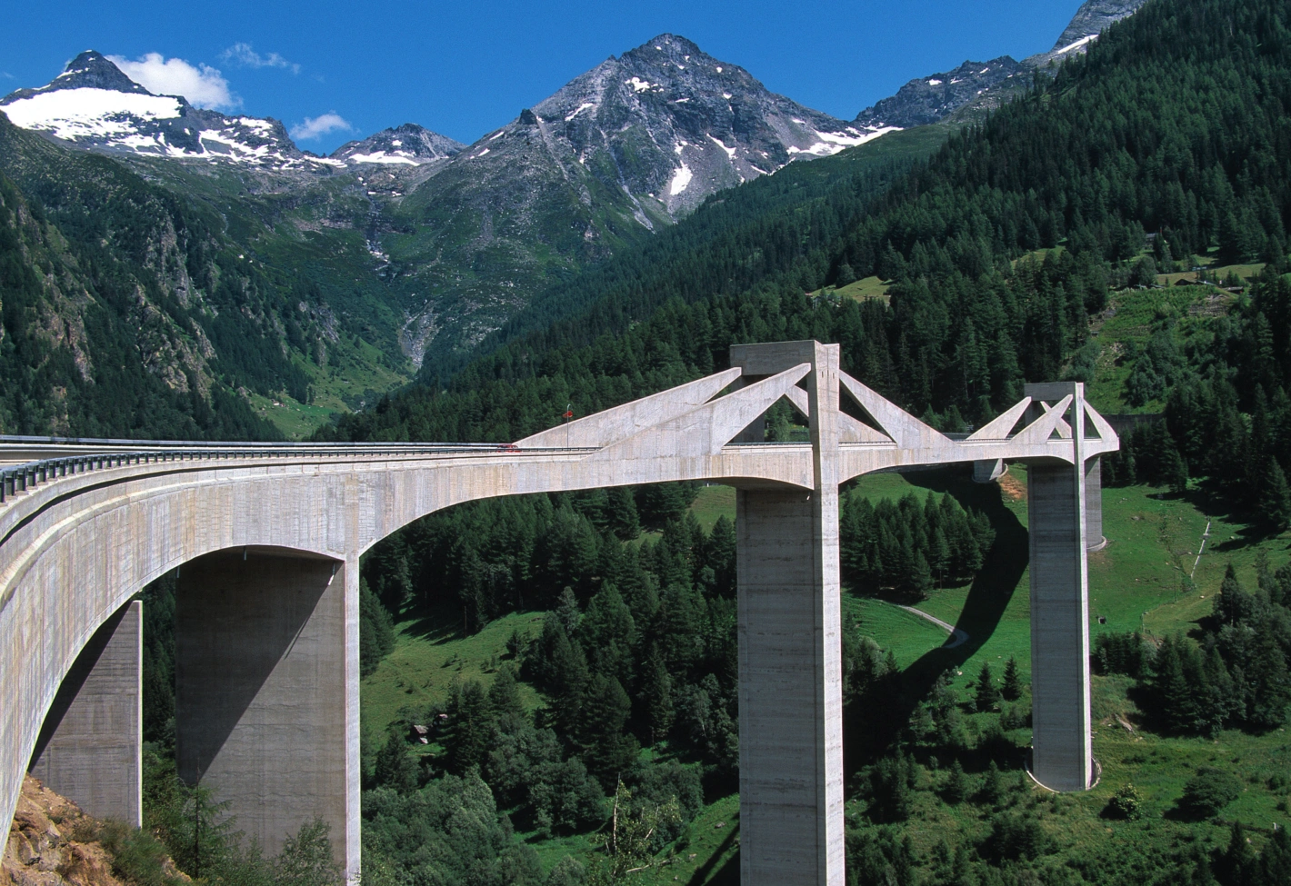 Sensoren an Brücken können Verformungen messen und Software die Belastungen etwa bei extremen Wetterverhältnissen aufzeigen. Im Bild die Ganterbrücke bei Eisten. Foto: Martin Ruetschi, Keystone