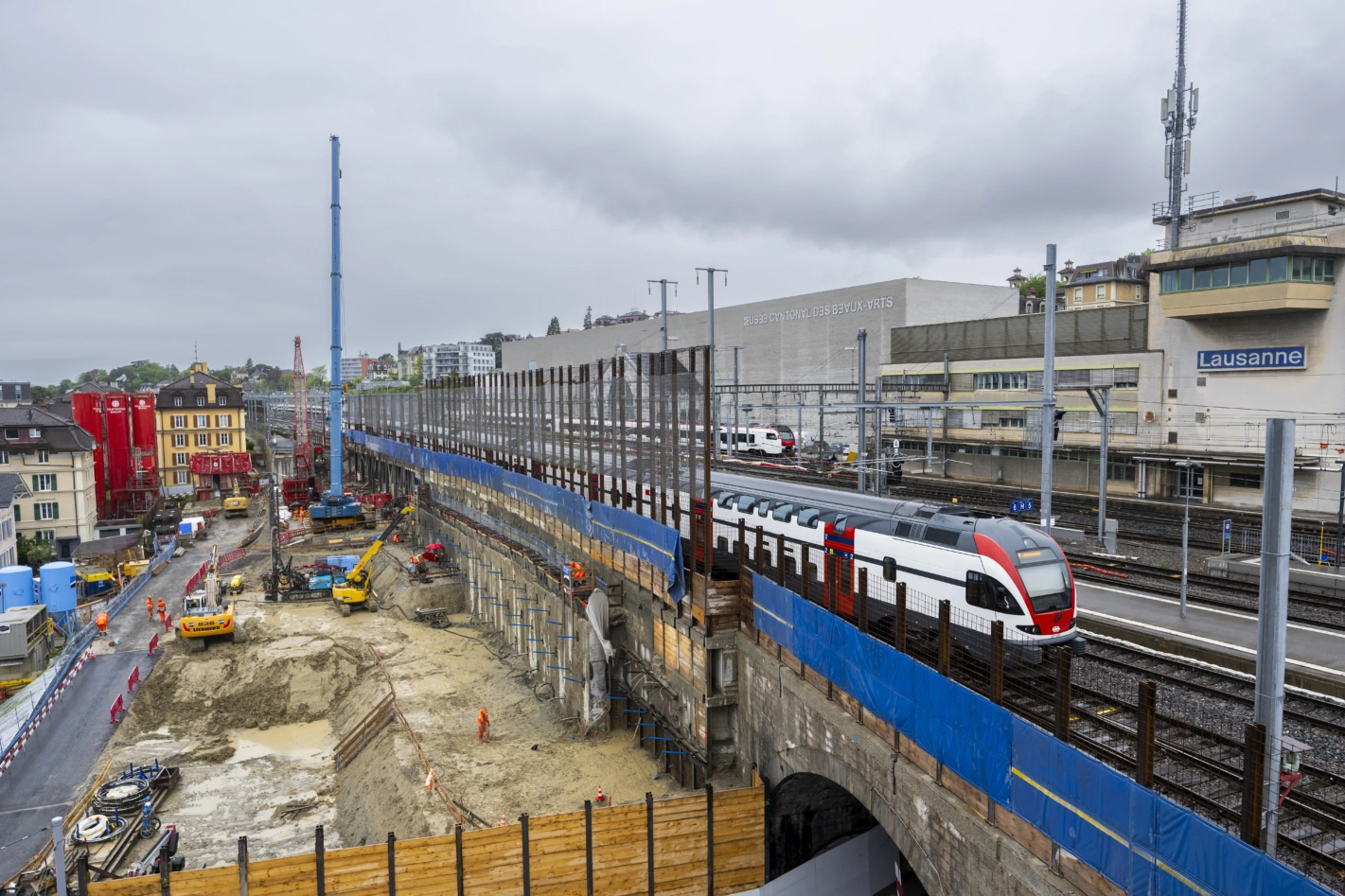 Grossbaustelle Bahnhof Lausanne: Anstatt Milliarden in den Bahnausbau zu investieren, möchte Ex-SBB-Chef Weibel mit anderen Massnahmen mehr aus dem bestehenden Netz herausholen. Bild: Martial Trezzini (Keystone)