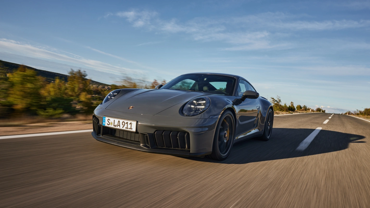 Optisch hat sich am neuen 911er GTS nur wenig verändert, technisch sehr viel: das Auto wird nun von drei Motoren angetrieben. Foto: Porsche