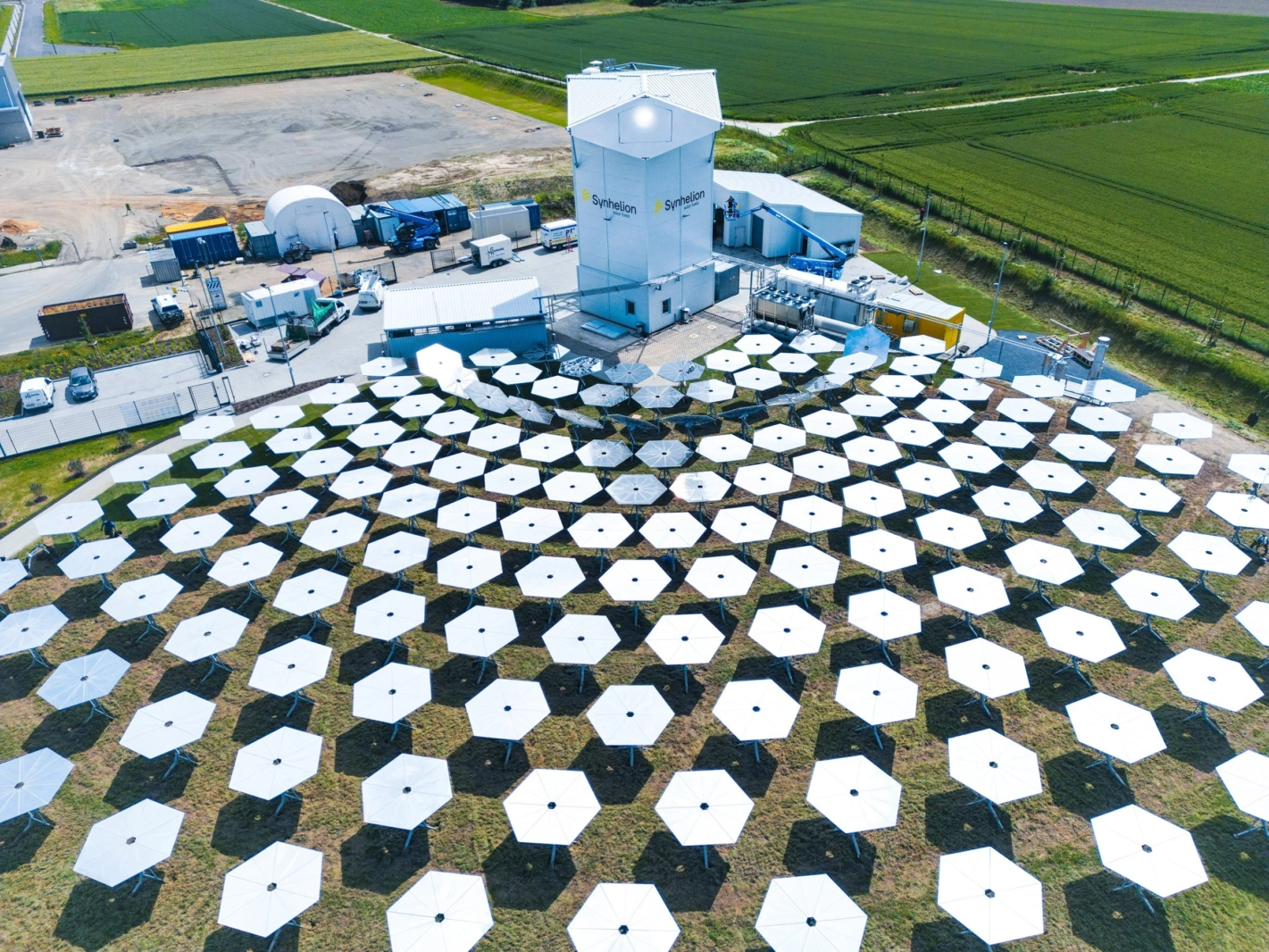 In der Demonstrationsanlage von Synhelion im deutschen Jülich werden jährlich nur einige tausend Liter Solartreibstoffe produziert. Die Herausforderung der Schweizer Firma besteht nun darin, die Technologie hochzuskalieren, um grosse Mengen an nachhaltigem Treibstoff zu produzieren. Foto: Synhelion