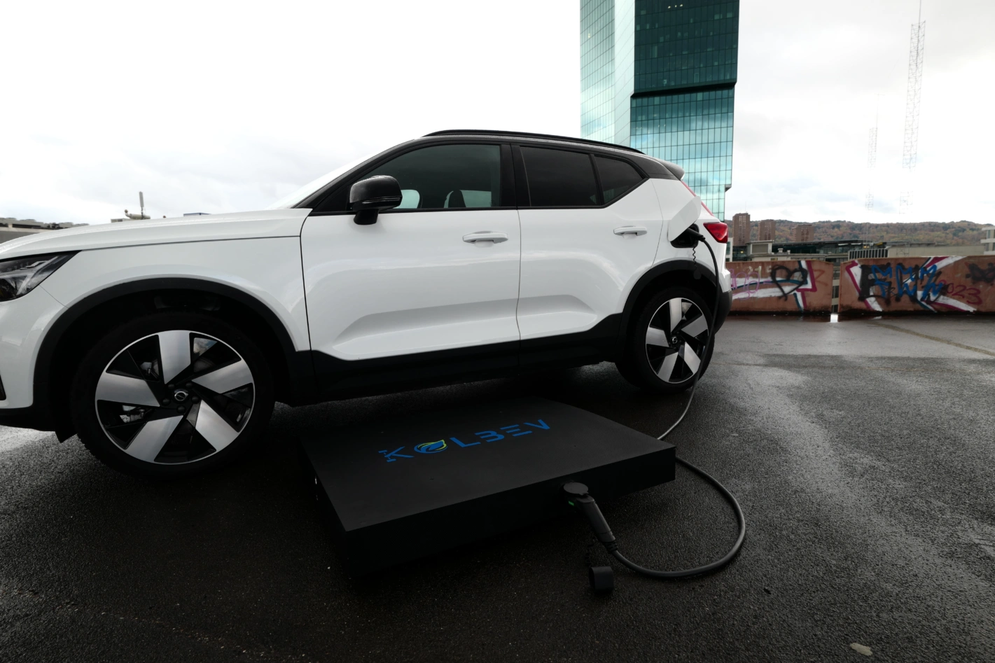 Der Laderoboter von Kolbev fährt autonom unter das Fahrzeug. Foto: zvg