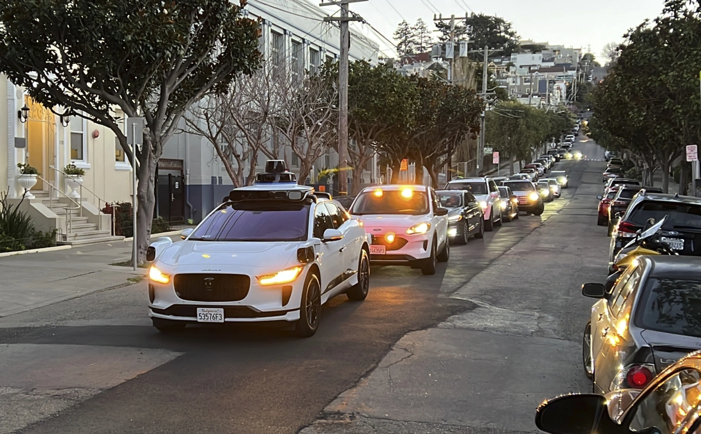 In San Francisco fahren heute schon autonome Taxis. In der Schweiz wäre das nicht möglich. Mit ihren Gesetzten fürs automatisierte Fahren hinkt sie anderen Staaten hinterher. Foto: Keystone (AP, Terry Chea)