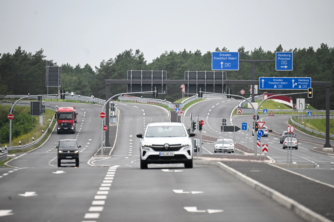 Hintergrund der Debatte ist auch die Forderung, das Verbrenner-Aus ab 2035 über eine weitere Reform der EU-Flottenregulierung rückgängig zu machen.Foto: Sebastian Gollnow (Keystone)