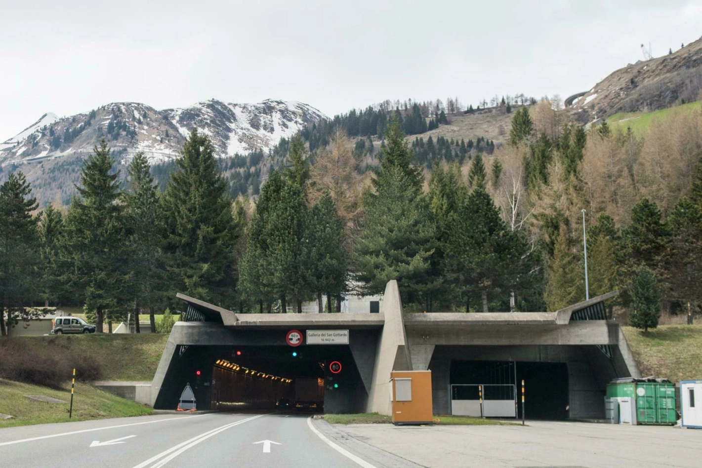 Die Fahrt durch den Gotthard soll künftig etwas kosten, geht es nach dem Willen etlicher Politikerinnen und Politiker. Foto: Urs Jaudas