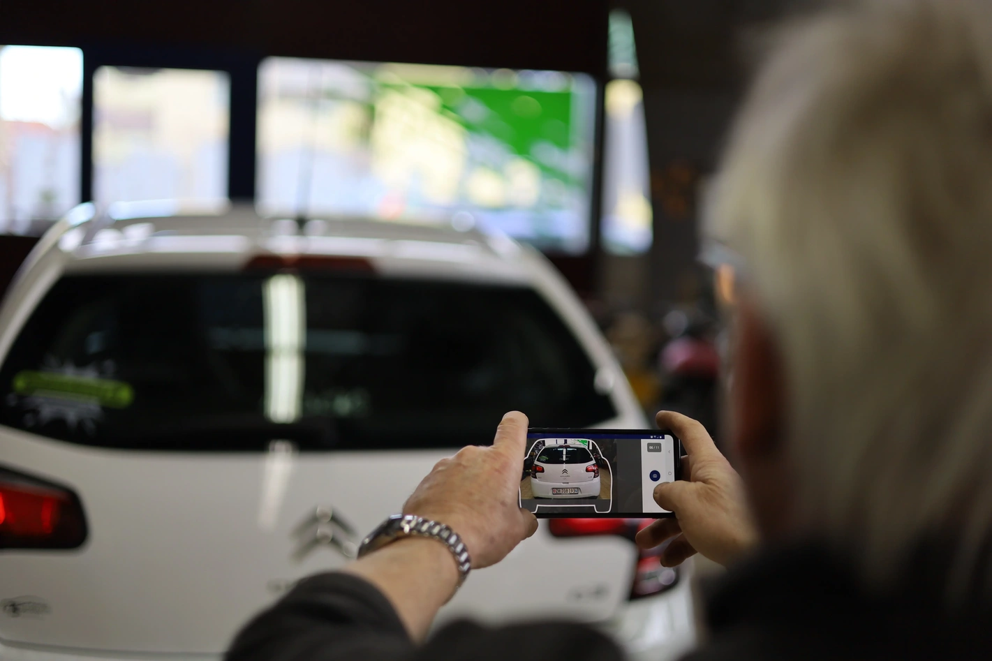 Die jüngste Entwicklung: eine Fotoapp, mit der Schäden an einem Fahrzeug zuhanden der Versicherungen aufgenommen werden können. Foto: zvg