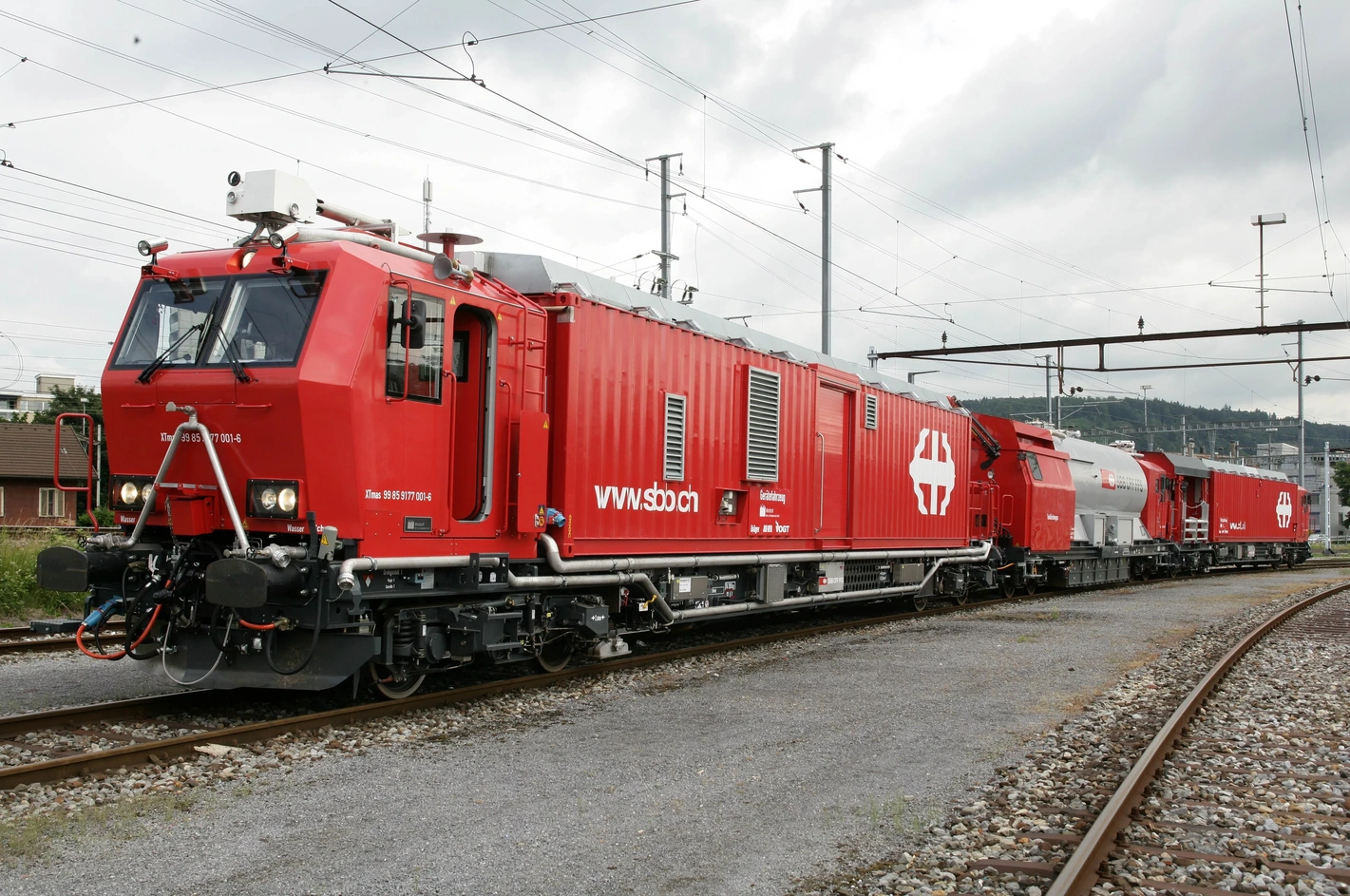 Die SBB haben sofort auf Freigabe von synthetischem Diesel reagiert:  sie betanken ihre dieselbetriebenen Schienenfahrzeuge mit beigemischtem HVO. Im Foto ist ein Lösch- und Rettungszug zu sehen. Foto: SBB